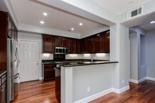 Building Photo - 3 Bed / 2.5 Bath beautiful end unit townhome with tons of upgrades. YouTube Tour!!