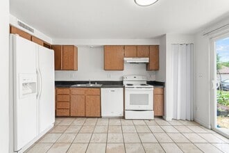 Building Photo - 2 Bedroom Townhome - Spacious!
