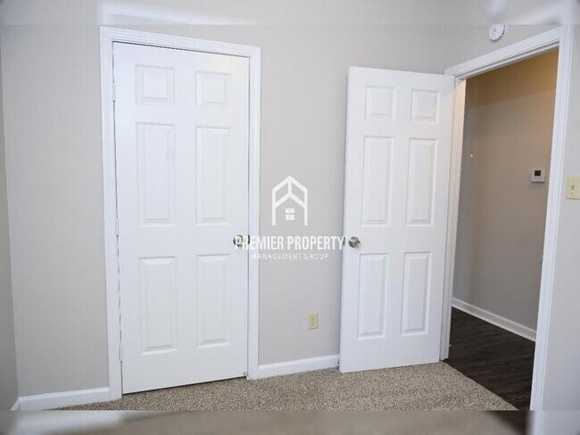 Building Photo - 3017 Meadows Ln