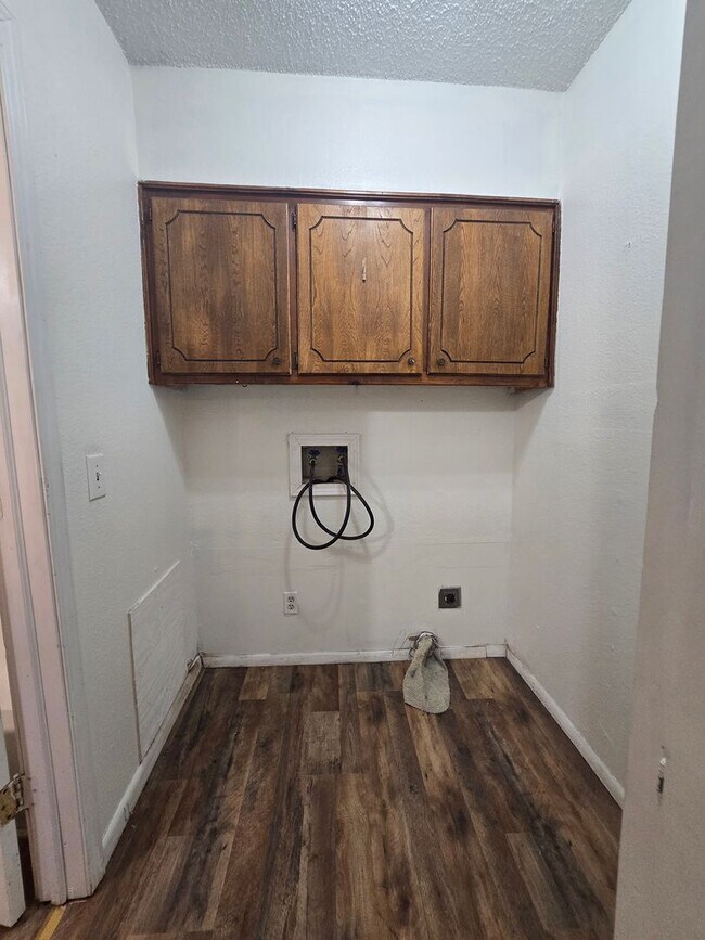 Building Photo - 3 Bed 1 Bath Home in Shawnee