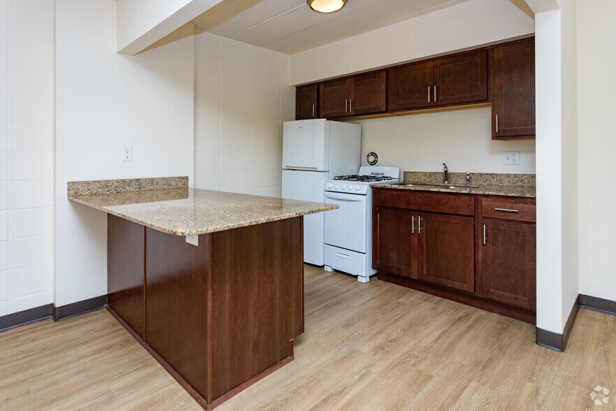 1BR, 1BA - 750 - 900SF - 2715 Dupont Ave