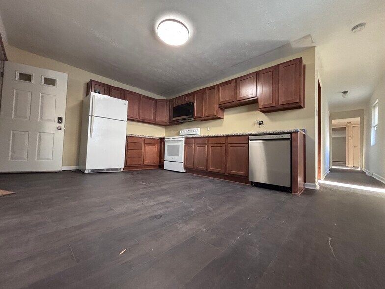 Primary Photo - 102 Saint John St