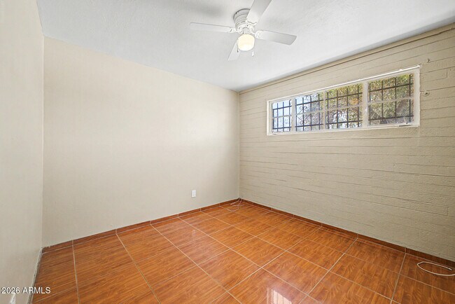 Building Photo - 1823 E Sunland Ave