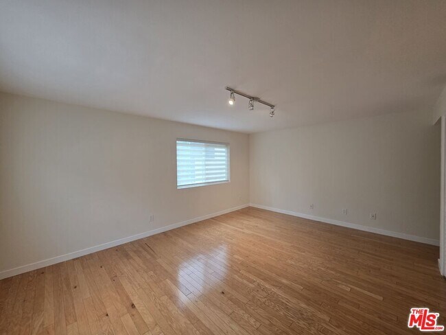 Building Photo - 1260 Vin Scully Ave