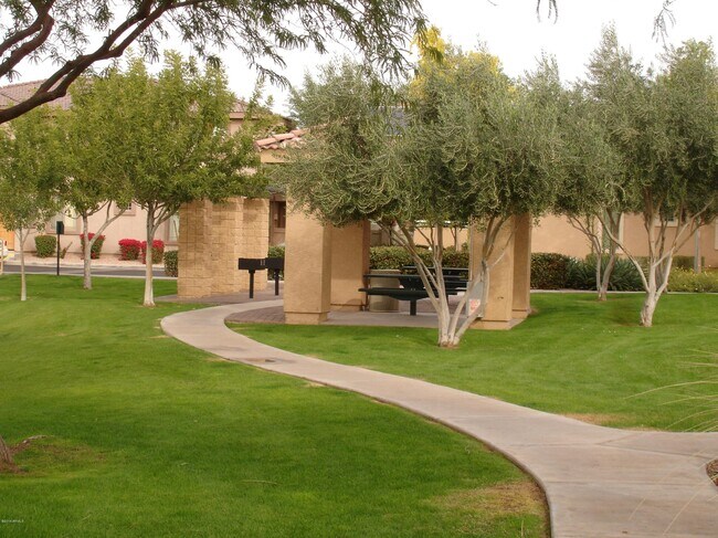 Building Photo - 1225 N 36th St