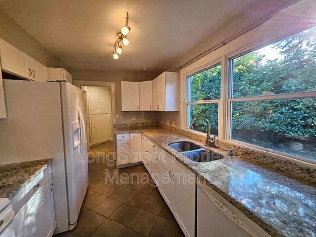 Building Photo - 11870 SW Park Way