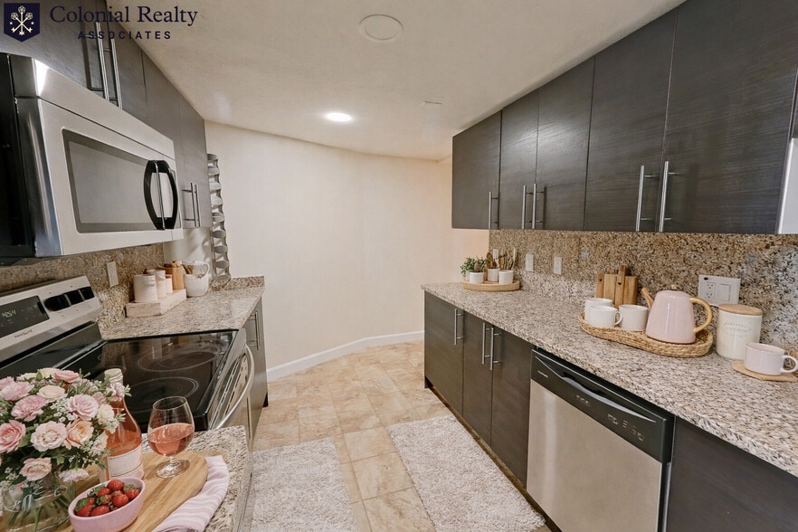 Building Photo - 73 Thatcher St