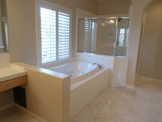 Building Photo - Gorgeous 4 bedroom 2.5 bath Temecula Home ...