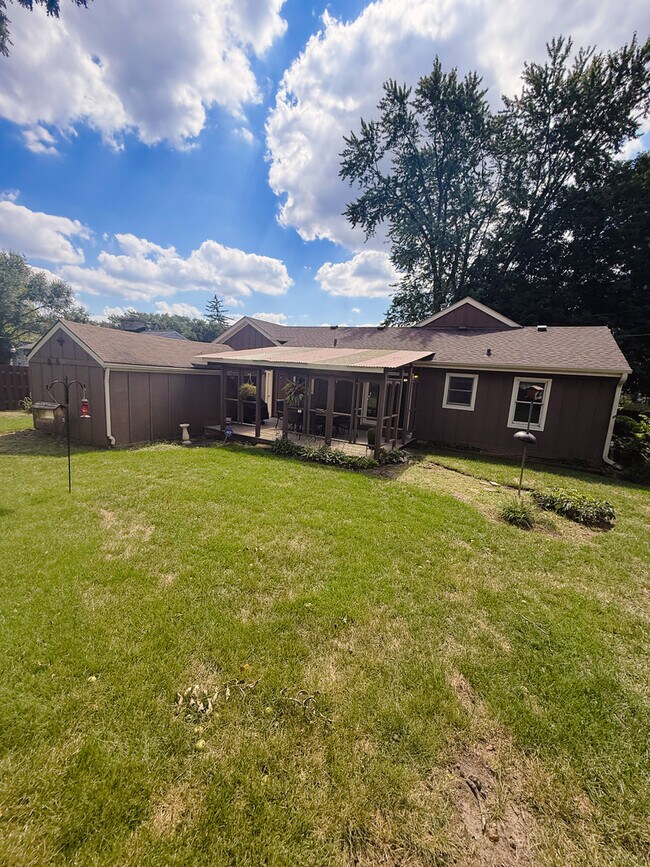 Building Photo - 557 Hardin Ave