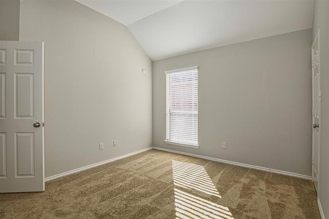 Building Photo - 26007 Waldridge Dr
