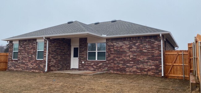 Building Photo - 3 Bedroom 2 Bathroom 2 Car Garage Home in Oakdale School District