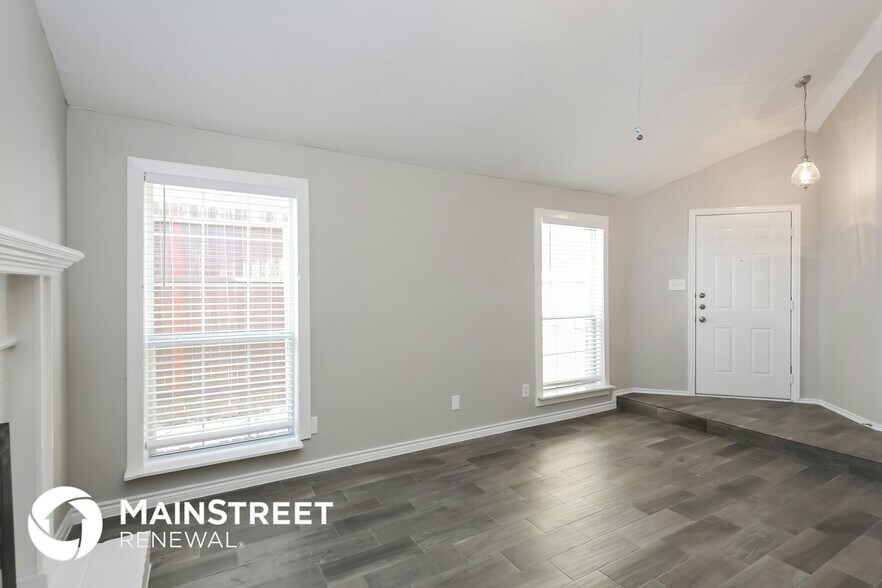 Building Photo - 1420 Paintbrush St