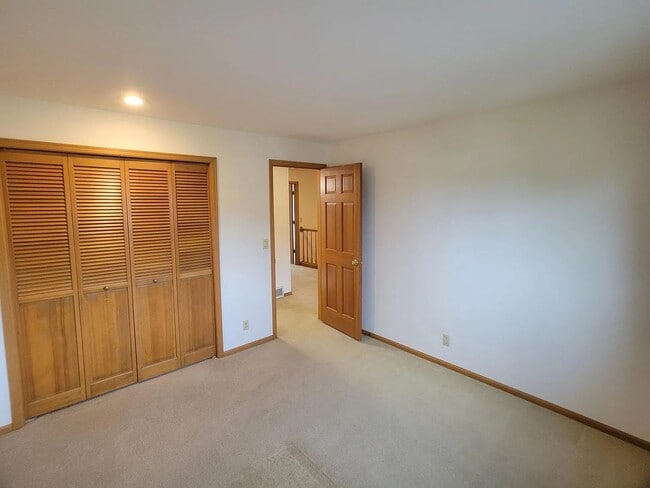 Building Photo - Spacious 3-Bedroom Home with Den and Private Backyard in Prime Location