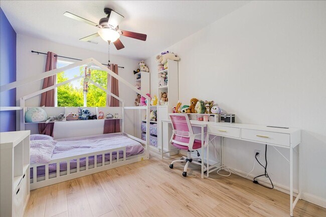 Building Photo - Crisp, Updated Townhome Near Nike & Shopping
