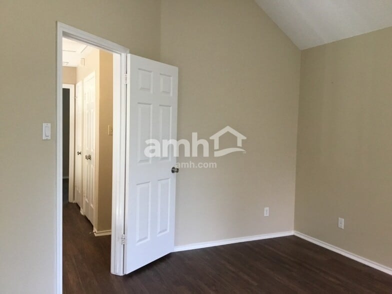 Building Photo - 923 Plantation Dr