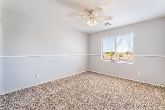 Building Photo - Beautiful 5 bed home with sparkling pool located in the heart of Las Vegas!