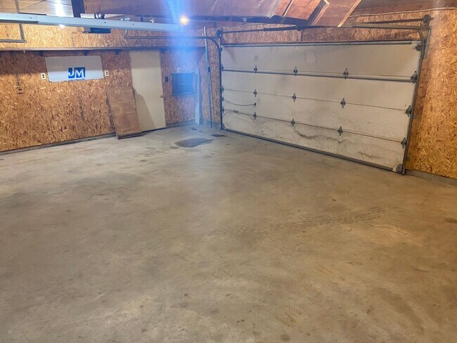 Building Photo - 3-bedroom Home on Private Country Lot with 2 acres & 4-car garage