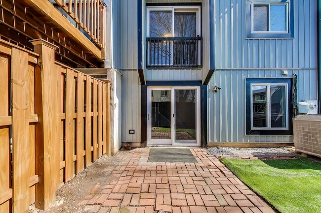 Building Photo - 3 bed + 2 Full + 2 half Bath - End Unit TH