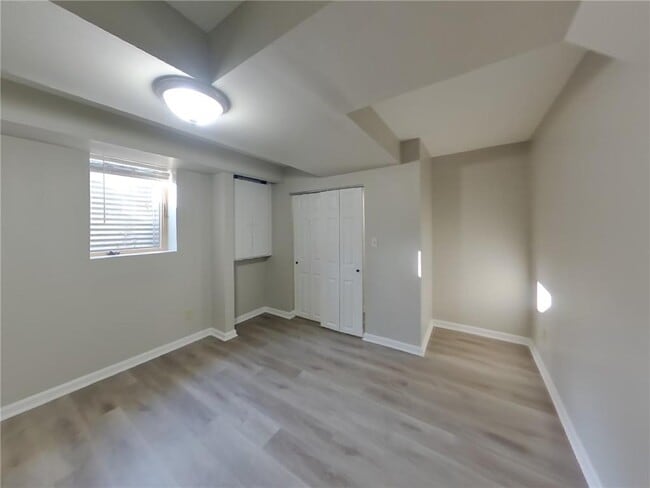 Building Photo - 1475 Valley Dr