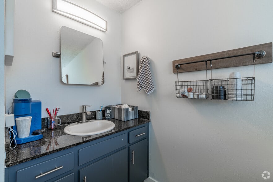 4BR, 1.5BA - 232SF - Bathroom - Capri Apartments at Eugene
