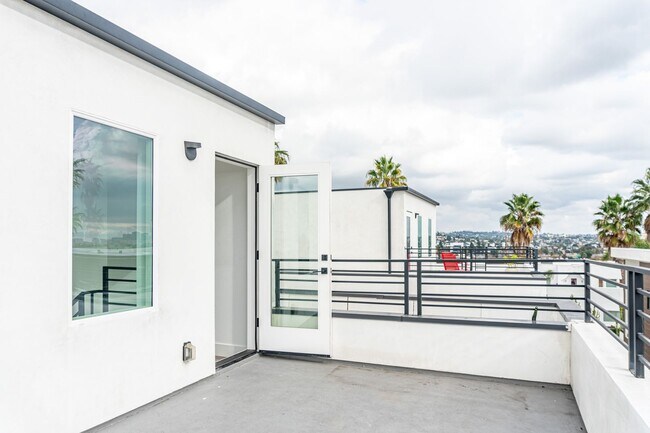 Building Photo - Beautiful Spacious Modern 3 Bedroom Townhome Available Now! - ONE MONTH FREE