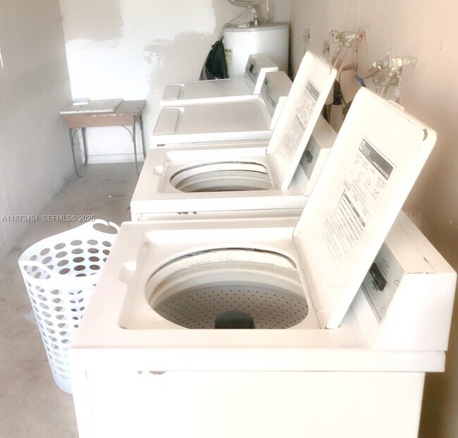 Building Photo - 304 NW 30th Ct