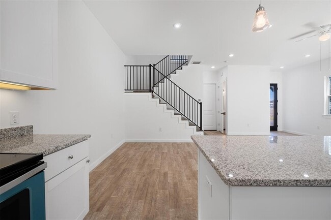 Building Photo - 255 Lourdes Ct
