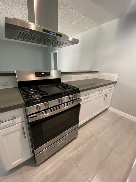 Building Photo - 4015 W Adams Blvd