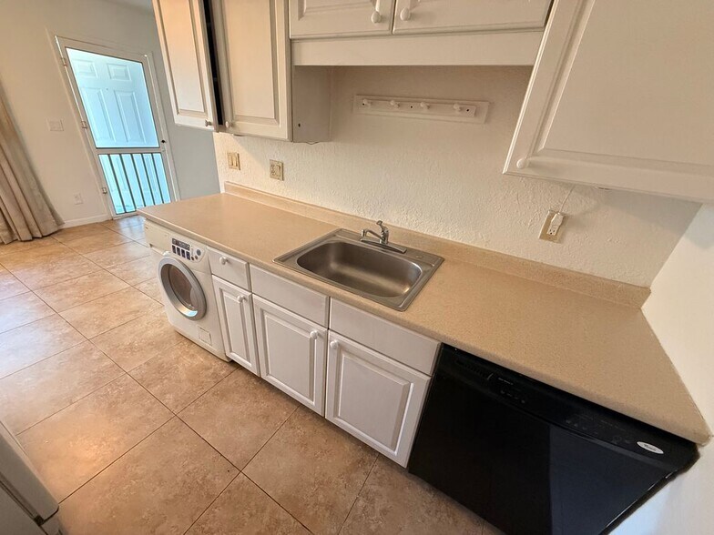 Building Photo - 4613 Bayshore Dr