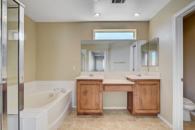 Building Photo - 4bd Home