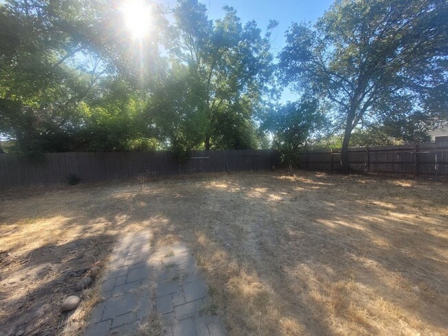 Building Photo - Charming cottage on large corner lot