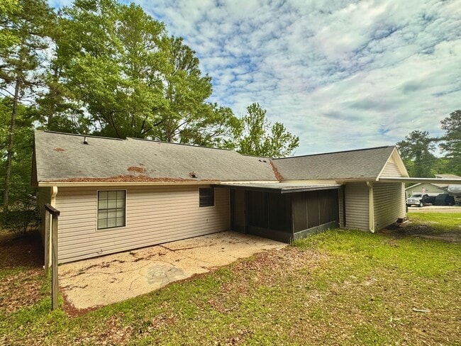 Building Photo - 601 Iroquios