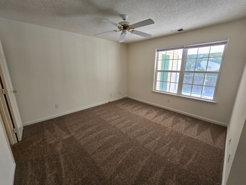 Building Photo - 9421 Links Ln