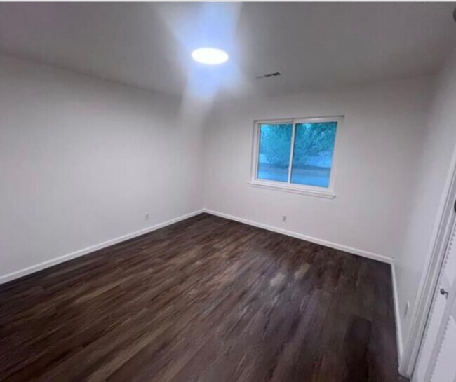 Building Photo - Looking for a shorter lease term? Available for 6-9 month lease.