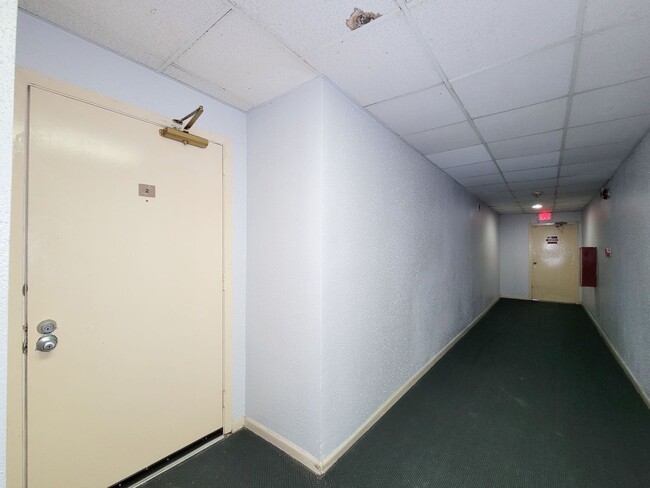 Building Photo - Two Bedroom Condo Near Med Center!