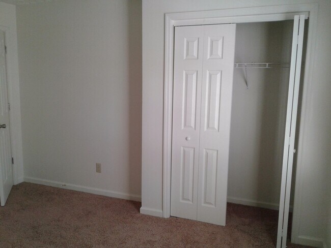 Building Photo - 2 Bedroom, 1 bath apartment - Downstairs Unit