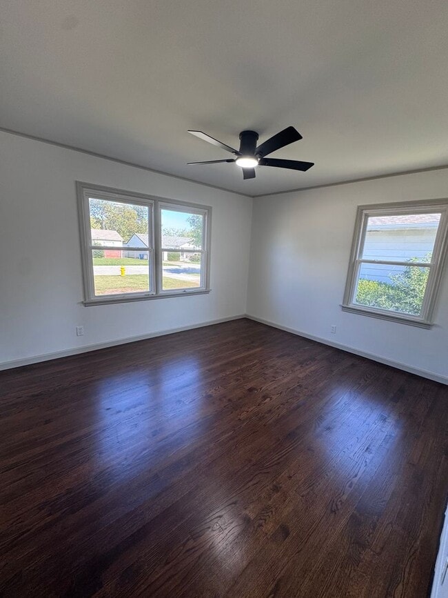 Building Photo - Updated Midtown Bungalow Charmer! 2 Bed 1 ...