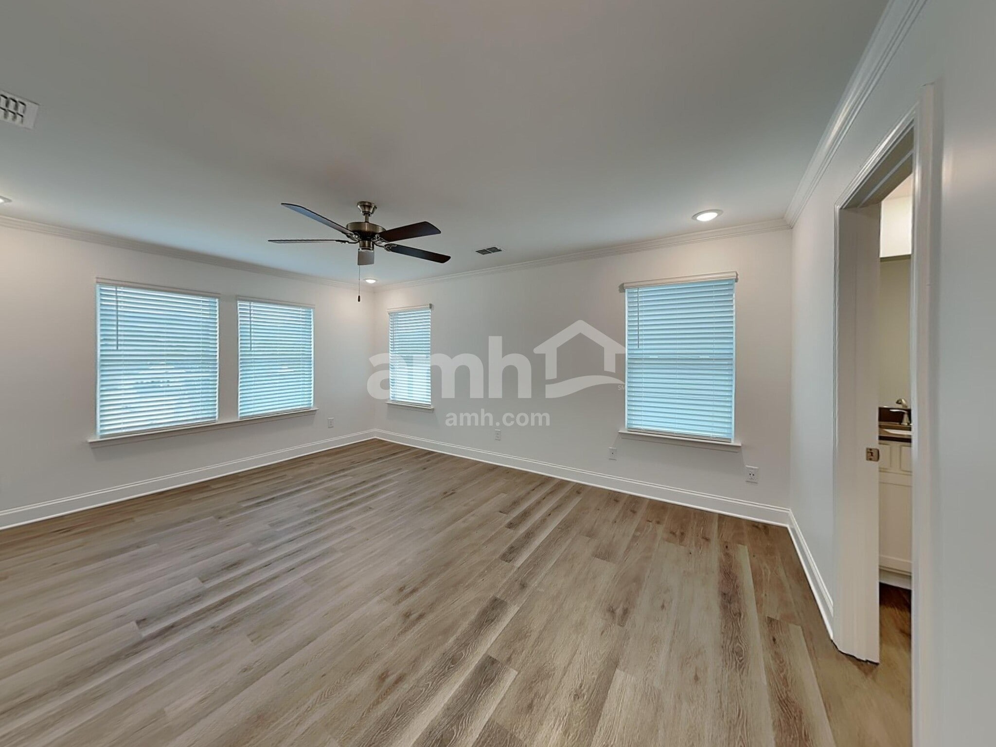 Building Photo - 483 Pointe Dr