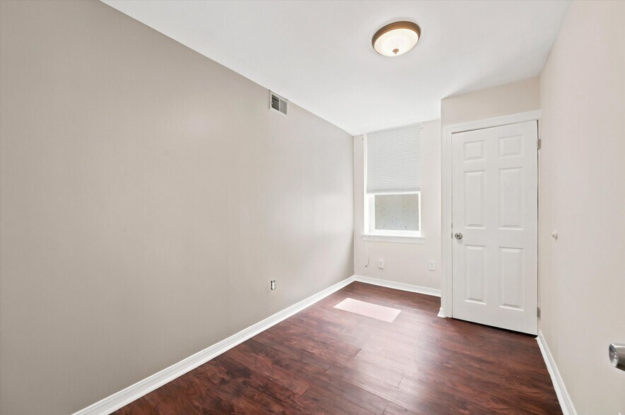 Building Photo - 1721 W Tioga St