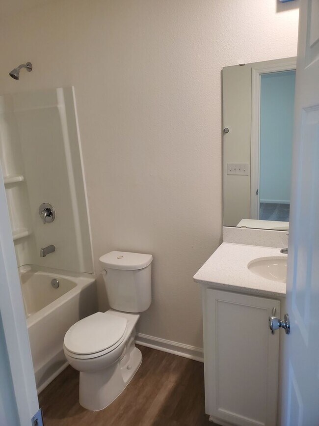 Building Photo - 3 BEDROOM 2.5 BATH TOWNHOME
