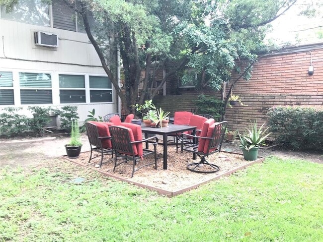 Courtyard - 1608 Colquitt St