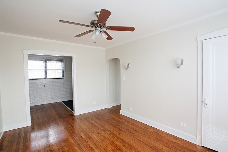 Building Photo - 6364 N Hermitage Ave