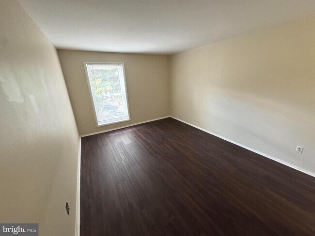 Building Photo - 11919 Parklawn Dr