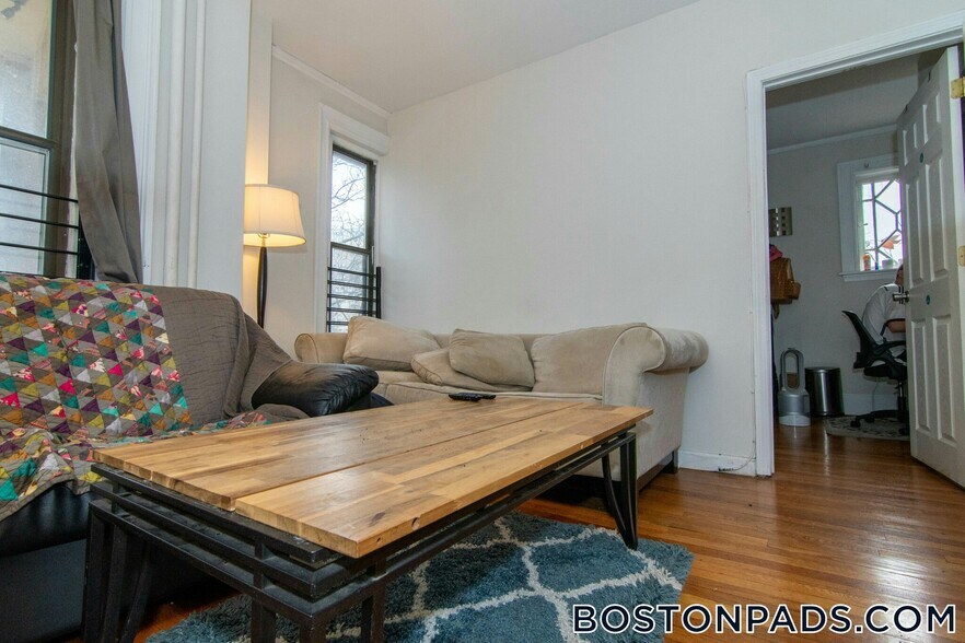 Building Photo - 448 Park Dr