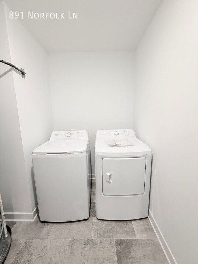 Building Photo - 891 Norfolk Ln