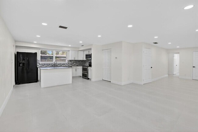 Building Photo - 2630 SW 49th Ct