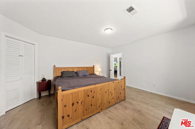 Building Photo - 2559 Colby Ave