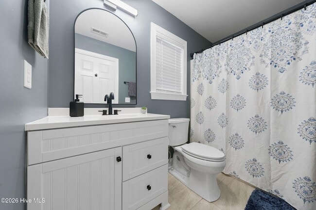 Building Photo - 720 Queen St