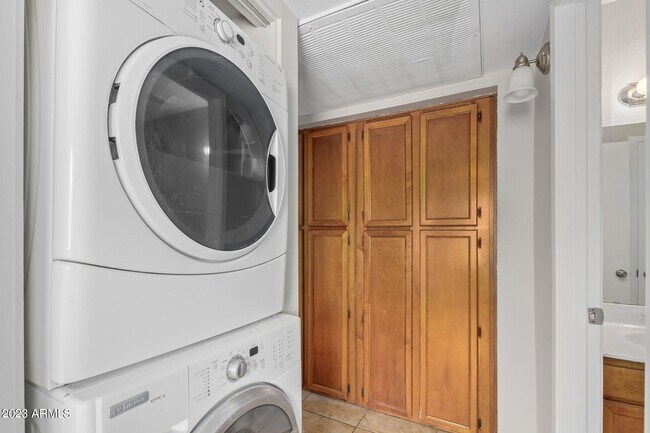 Building Photo - 653 W Guadalupe Rd