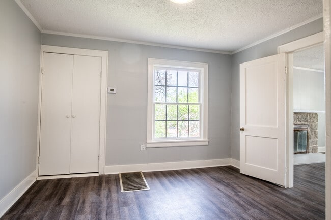 Building Photo - 1005 Greens Lake Rd